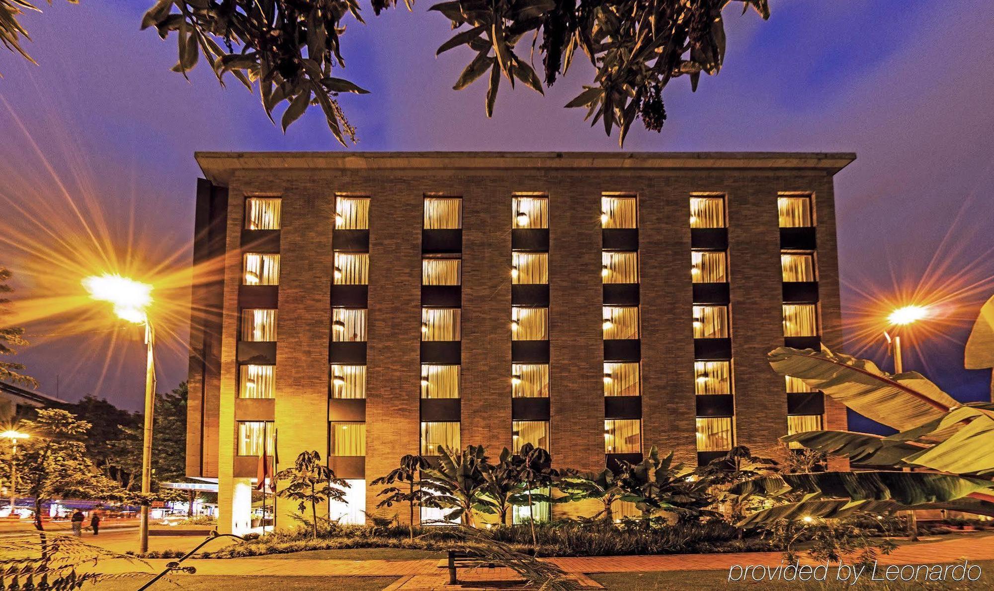 Hotel Morrison Usaquen Bogotá Zewnętrze zdjęcie The hotel at night