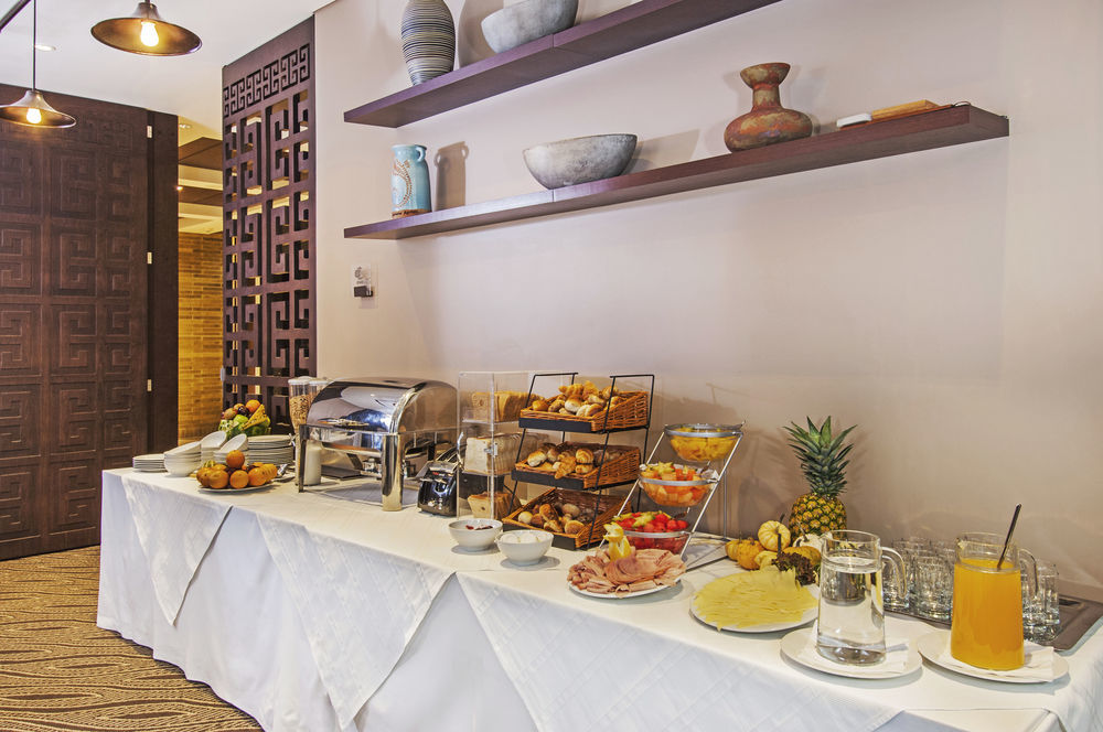 Hotel Morrison Usaquen Bogotá Zewnętrze zdjęcie A buffet table